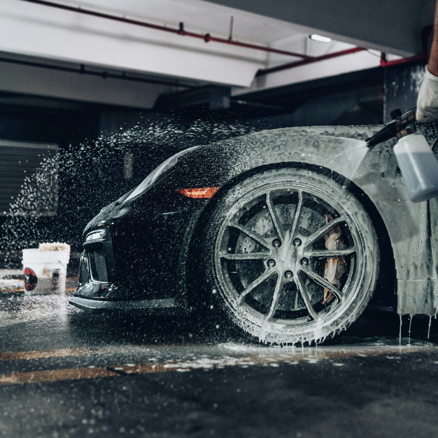 Auto wordt handmatig gewassen